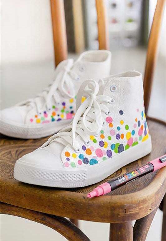 scarpe bianche colorate con Uniposca