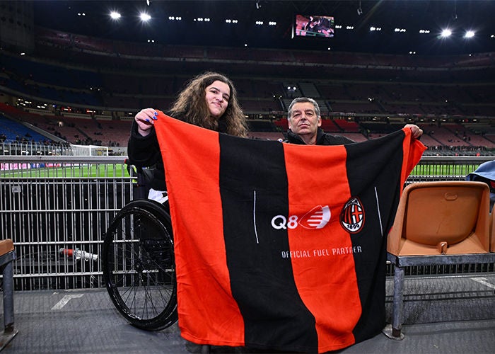 Ragazzi con coperte del Milan con logo Q8