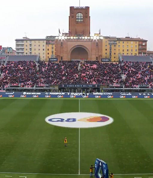 Centrocampo dello stadio Renato Dall'Ara con logo Q8