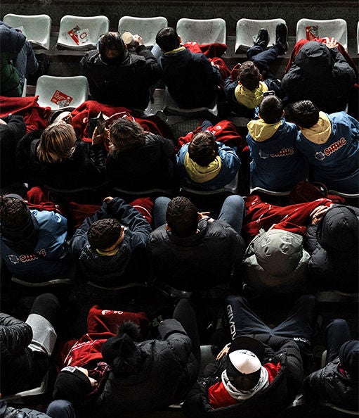 Tifosi del Torino FC allo stadio con le coperte brandizzate Q8