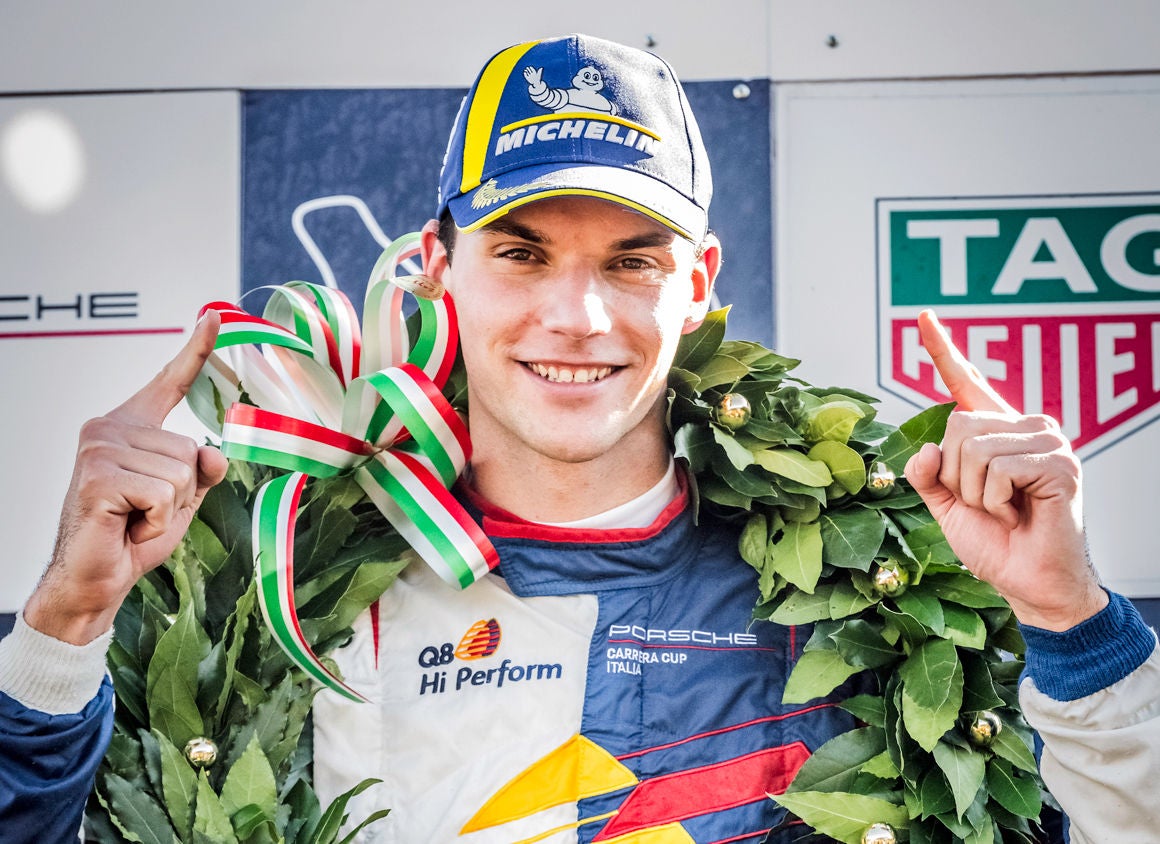 Keagan con corona di alloro dopo la vittoria della Porche Carrera Cup Italia 2024