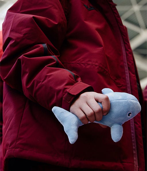 Piccolo tifoso del Torino FC con uno degli Oceanini regalati da Q8