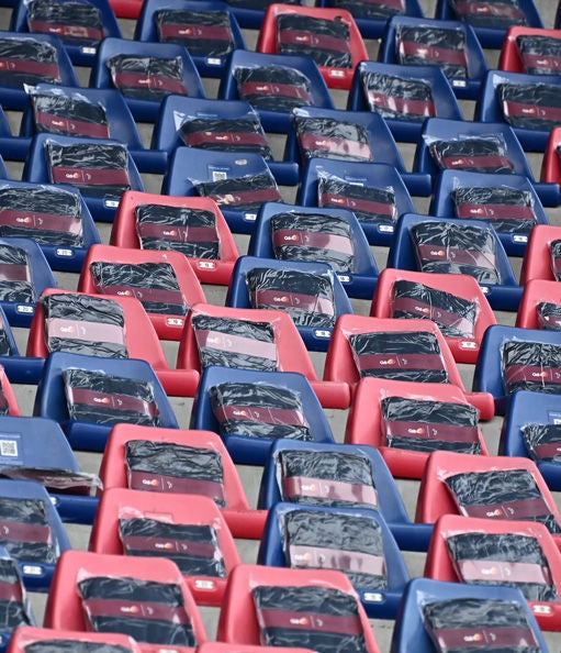 Coperte Q8 per i tifosi sulle tribune dello stadio Dall'Ara di Bologna