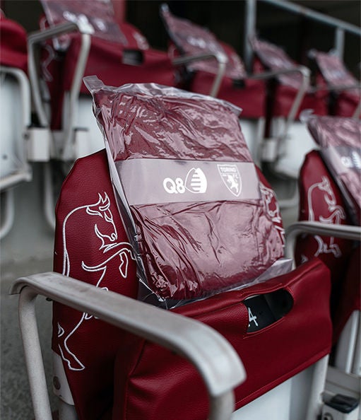 Coperta brandizzata Q8 su spalti dello stadio