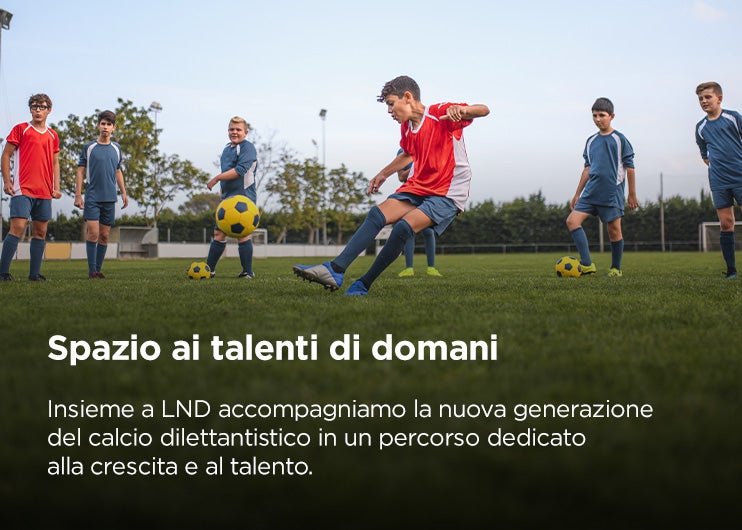 ragazzo che tira un calcio