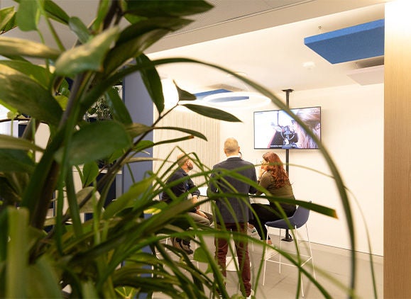 dipendenti di azienda multietnica in posa