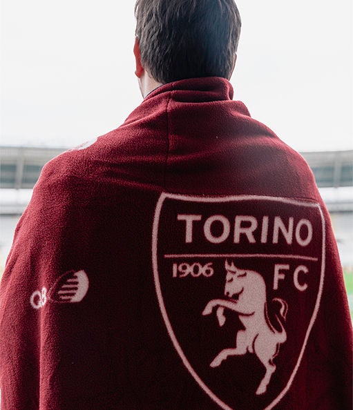Uomo con coperta Q8 del Torino