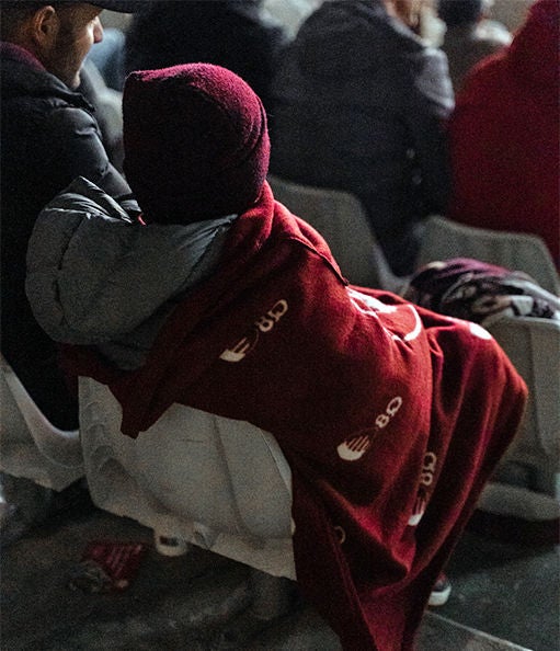 Piccolo tifoso del Torino FC con coperta Q8
