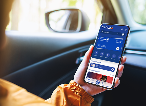 persona con app q8 aperta sullo smartphone
