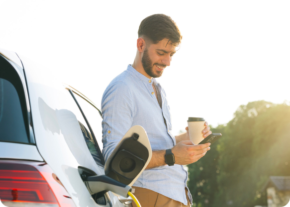 uomo che fa rifornimento da app